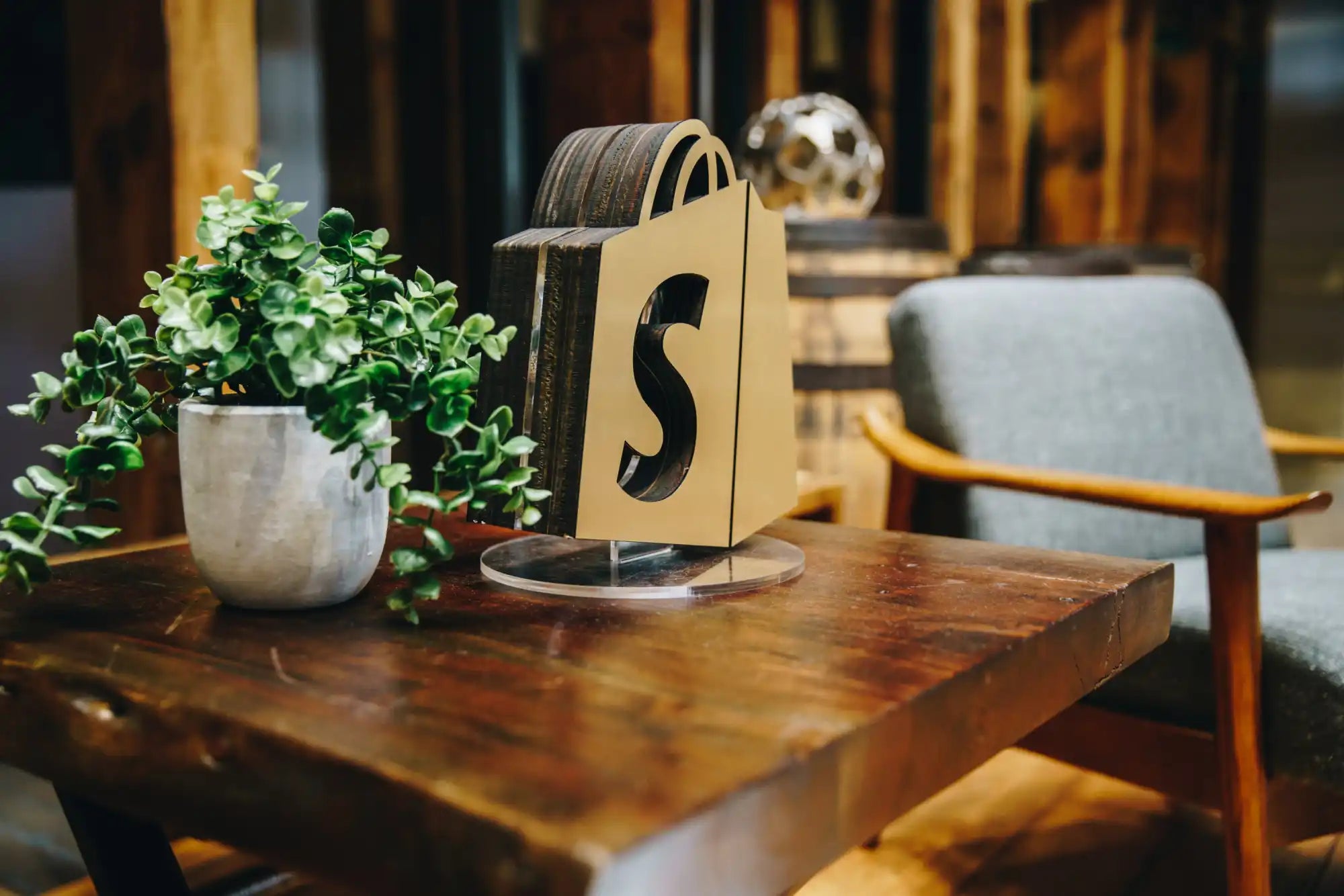 Decorative cardboard shopping bag with letter S.